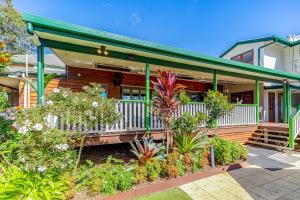 ein Haus mit einer Veranda, vor der Pflanzen stehen in der Unterkunft Maleny Hotel in Maleny + 32 Fotos