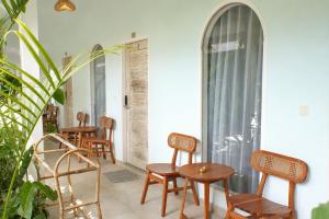 a row of chairs and tables in a room at Tipsea Turtle Gili Trawangan in Gili Trawangan