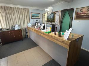 a long wooden counter in a room at Warren Motor Inn in Warren