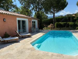 a swimming pool in front of a house at Guest house Maison d'invités in Le Rouret