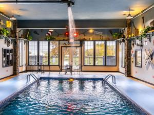 a swimming pool in a building with a fountain at Depot Inn & Suites in La Plata