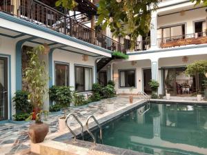 a swimming pool in front of a building at Rice Fields Mountain Homestay in Vũ Lâm