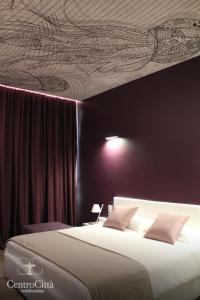 - une chambre avec un lit et un plafond orné d'une peinture dans l'établissement Centro Città Luxury B&B, à Foggia