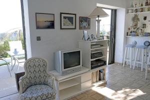 Μια τηλεόραση ή/και κέντρο ψυχαγωγίας στο Athanasia Villa