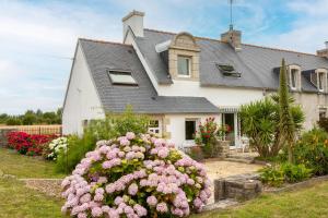 a house with pink flowers in front of it at Une Chambre À Lestriguiou in Plomeur