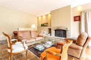 a living room with a couch and a fireplace at Une Chambre À Lestriguiou in Plomeur