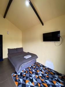 a room with a bed and a flat screen tv at Cozzy Boemi Chips Pangalengan in Palayangan