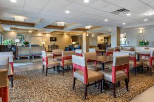 a dining room with tables and chairs in a hotel at Comfort Inn Charlotte in Charlotte