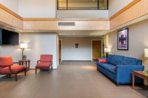 a living room with a blue couch and two chairs at Comfort Inn Chester - Richmond South in Chester