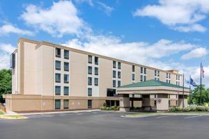 an office building with a parking lot in front of it at Comfort Inn Chester - Richmond South in Chester