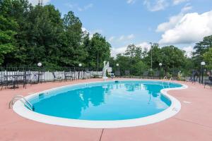 a large swimming pool with chairs around it at Comfort Inn Chester - Richmond South in Chester