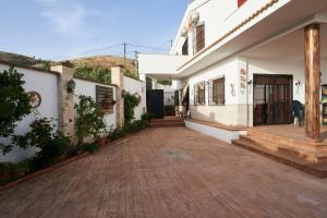 a courtyard of a house with a driveway at La Majailla in Peal de Becerro