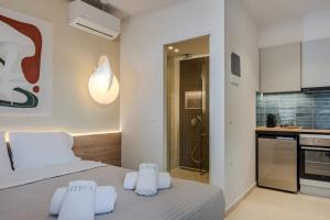 a bedroom with a bed with white towels on it at Citrus 5 Urban Studios in Mastambás