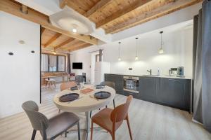 a kitchen and dining room with a table and chairs at Appartement rénové centre Crozon in Crozon