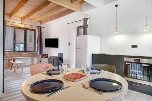 a dining room with a table and a kitchen at Appartement rénové centre Crozon in Crozon