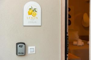 a door with a sign that reads lemon on it at Citrus 5 Urban Studios in Mastambás