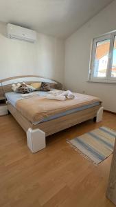 a bedroom with a large bed in a room at Apartmani Catakovic in Vir