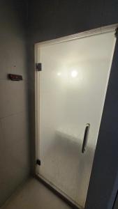 a white door with a metal handle in a room at ELiTE 61 THONGLOR in Sathani Khlong Tan +13 photos