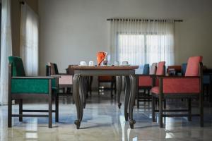 a dining room with a table and chairs at Echoes of forest in Andasibe