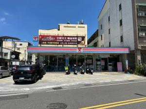 a car parked in a parking lot in front of a store at Yixiangjing Guesthouse in Zhushan