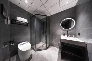 a bathroom with a shower and a toilet and a sink at 义乌君威酒店 in Yiwu +29 photos