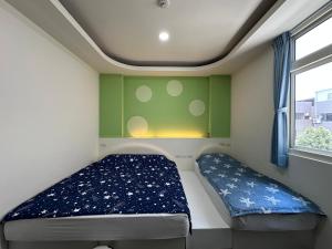 a small room with a bed and a window at Yixiangjing Guesthouse in Zhushan