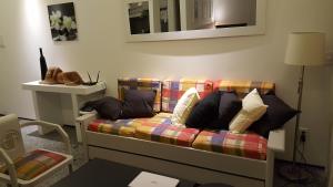 フォルタレザにあるSeaflats Iracema Residenceの部屋にある枕が置かれたソファ
