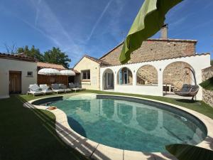 a swimming pool in the yard of a house at L'Oliveraie d'Eurocentre - Piscine, Parking & Petit-Déjeuner in Castelnau-dʼEstrétefonds