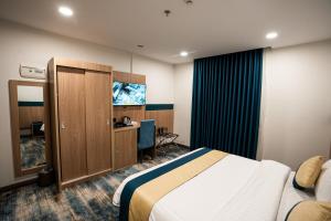 a hotel room with a bed and a desk at Alhijra View 2 - فندق الهجرة فيو 2 in Mecca
