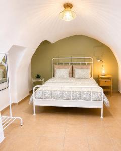 a bedroom with a white bed in a room at Mani Spot Elmare in Okhiá
