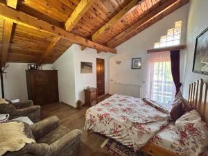 a bedroom with a bed and a couch in a room at Casa Verde in Vrîncioaia Negrileşti