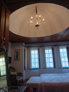 a bedroom with a ceiling with a chandelier at Uşak Sanat Konağı in Uşak