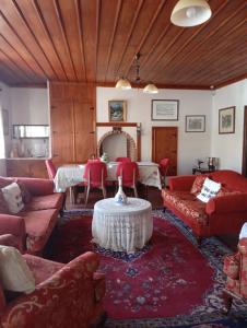 a living room with red furniture and a table at Uşak Sanat Konağı in Uşak