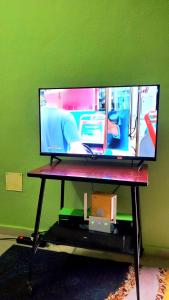 a flat screen tv sitting on top of a table at Green Appart 1 chambre et salon in Cotonou