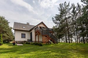 a house with a spiral staircase in the yard at Apartament Nowinka in Tatary