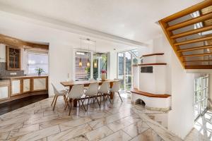 a kitchen and dining room with a table and chairs at Villa Encanto in Albstadt