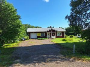 a house with a driveway in front of it at Suns Tupa - Travellers Marmalade in Siikalatva