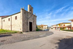 an old stone building on the side of a street at Harmony in Nulvi