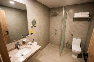 a bathroom with a toilet and a sink and a shower at Alhijra View 2 - فندق الهجرة فيو 2 in Mecca