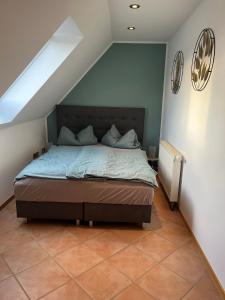 a bedroom with a large bed in a attic at Ferienwohnung Vielfalt in Höringhausen