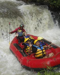 a group of people in a raft in a river at Cozzy Mutiara Rahong in Pengalongan