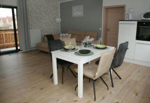 a white table and chairs in a living room at Ferienwohnung Möbus in Fritzlar