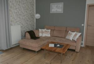 a living room with a couch and a coffee table at Ferienwohnung Möbus in Fritzlar