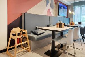 a dining room with a table and chairs at the niu Clink in Hamburg