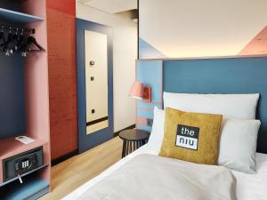 a hotel room with a bed and a tv at the niu Clink in Hamburg