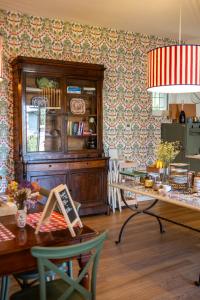 a living room with a dining room table and a dining room at L'Upupa Bed & Breakfast in Muscoline