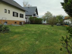 a yard in front of a house withgrass at Ferienhaus mit Garten in Traiskirchen +12 photos