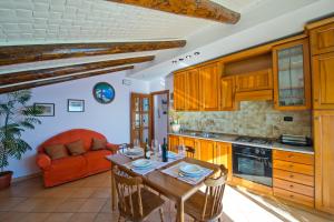 kuchnia z drewnianym stołem i kanapą w obiekcie Villa il Dolce Tramonto w mieście Furore +37 zdjęć