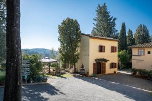 a view of the property from the driveway at Agriturismo Poggio Nardini in Montelupo Fiorentino