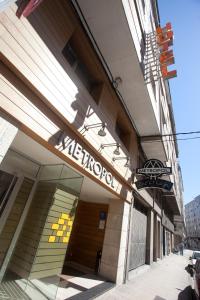 una tienda con un cartel en un lado de un edificio en Hotel Metropol by Carris, en Lugo